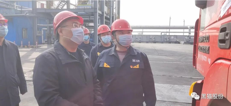 太原黑貓向調研組一行詳細介紹企業(yè)基本情況、安全生產及疫情防控工作。調研組詳細聽取了匯報內容后,深入現場進行實地查看,對物流車輛出入廠的疫情管控詳細詢問,并強調要壓實壓緊安全生產責任,嚴格執(zhí)行閉環(huán)管理,筑牢“外防輸入”的第一道防線。 太原黑貓向調研組一行詳細介紹企業(yè)基本情況、安全生產及疫情防控工作。調研組詳細聽取了匯報內容后,深入現場進行實地查看,對物流車輛出入廠的疫情管控詳細詢問,并強調要壓實壓緊安全生產責任,嚴格執(zhí)行閉環(huán)管理,筑牢“外防輸入”的第一道防線。