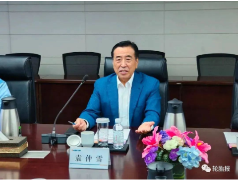 國家橡膠與輪胎工程技術(shù)研究中心主任、賽輪集團黨委書記、董事長袁仲雪熱情接待了張飚一行。