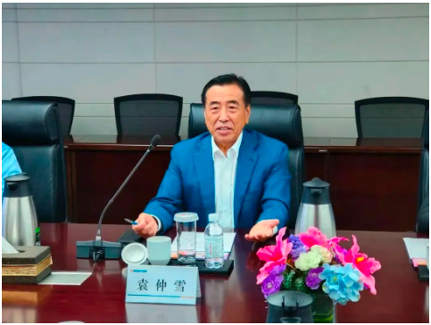 　國家橡膠與輪胎工程技術研究中心主任、賽輪集團黨委書記、董事長袁仲雪，接待了張飚一行。