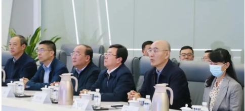 10月18日，青島科技大學黨委書記李興偉率領學校全體領導班子成員，調研國家橡膠與輪胎工程技術研究中心。