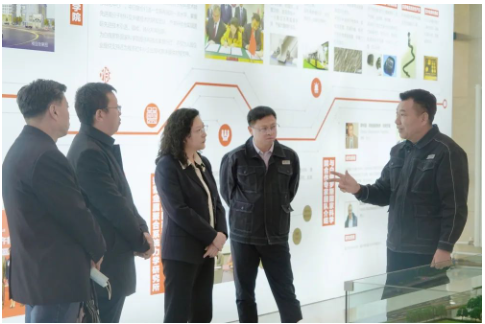 　在5g智慧園區平臺，調研組一行了解到智慧園區平臺是基于AI大數據時代背景，為入駐企業量身打造的智慧平臺園區以“一個平臺，兩個中心，三個門戶，四個體系”為基點，實現了員工訂餐、會議室預訂、集約辦公等功能，為企業提供大數據支持，解決企業發展過程中遇到的綜合管理人工成本高、數據分析不準確等痛點、難點問題。