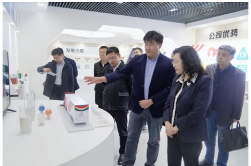在科華賽邦展廳，華凌電纜工作人員為調研團一行介紹了華凌電纜與白俄羅斯國家科學院合作研發的高性能改性尼龍、改性高分子材料、碳纖維復合材料等產品，廣泛應用于軌道交通、汽車制造、民用等領域。科華賽邦(山東)產業發展有限公司總經理謝永光著重為調研團一行介紹了科華賽邦為2022年冬奧會雪蠟車研發的零下55度超低溫抗沖擊尼龍復合材料。