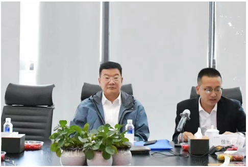 鄒哲賢及各位專家肯定了時代新材的工作，并圍繞中國中車數(shù)字化轉(zhuǎn)型的目的、方向、目標(biāo)、原則、推進策略等進行指示，他強調(diào)要堅持：戰(zhàn)略統(tǒng)領(lǐng)、由上往下;數(shù)據(jù)貫通、標(biāo)準(zhǔn)統(tǒng)一;需求拉動、及時推進;急用先行、逐步覆蓋;數(shù)據(jù)驅(qū)動、平臺賦能的原則。