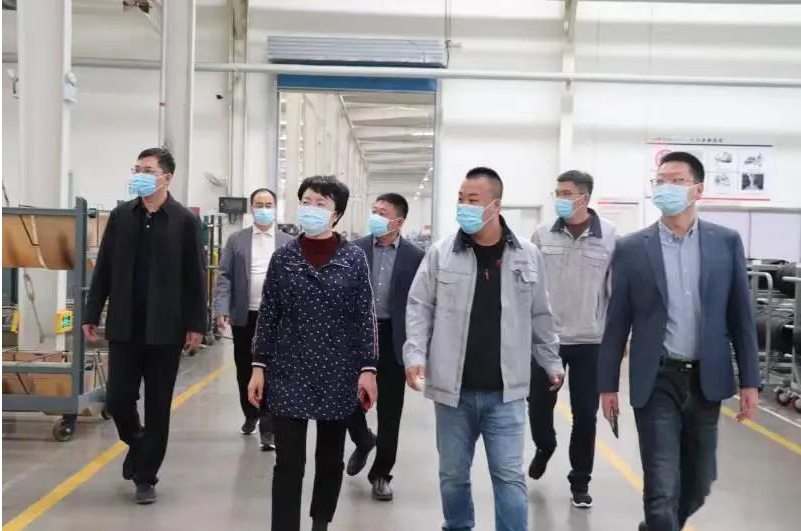 廣宗縣委副書記、政府縣長鄭曉燕一行到經濟開發區部分企業調研疫情防控、經濟運行、安全生產、環保措施落實等情況。