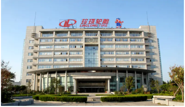玲瓏輪胎表示，公司2022年前三季度凈利潤(rùn)下滑主要受公司總體原材料采購(gòu)成本上漲及業(yè)務(wù)結(jié)構(gòu)變化影響，國(guó)內(nèi)配套尤其半鋼配套銷量大幅提升拉低公司整體業(yè)績(jī)。玲瓏輪胎表示，公司2022年前三季度凈利潤(rùn)下滑主要受公司總體原材料采購(gòu)成本上漲及業(yè)務(wù)結(jié)構(gòu)變化影響，國(guó)內(nèi)配套尤其半鋼配套銷量大幅提升拉低公司整體業(yè)績(jī)。
