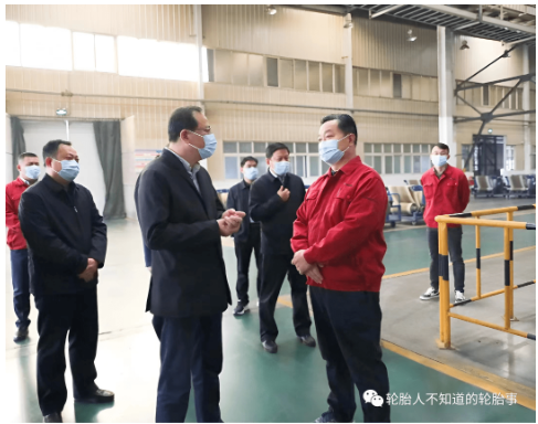 區委書記到輪胎公司檢查指導工作