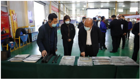 　張建偉一行參觀了公司鋼簾線數(shù)字化車間及智能化檢配中心，現(xiàn)場聽取了關(guān)于智能化改造等相關(guān)情況的匯報(bào)，并詳細(xì)詢問企業(yè)所遇到的困難和清潔能源開發(fā)利用情況。