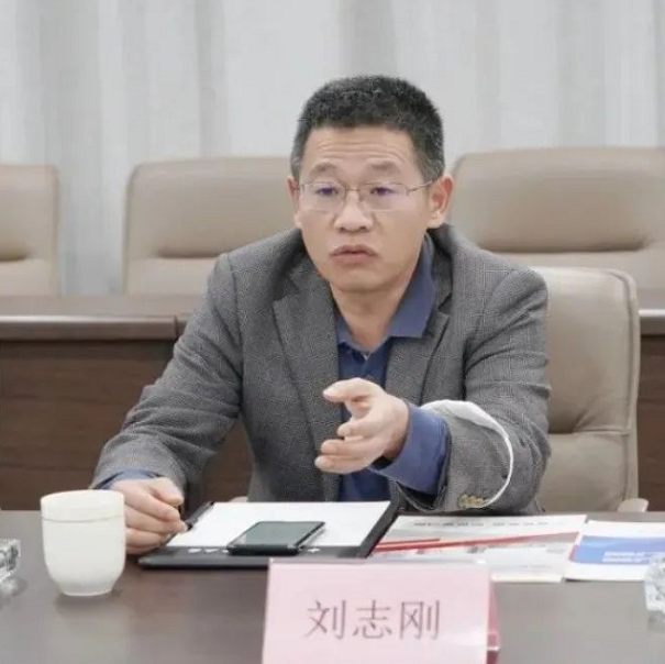 劉志剛介紹了中交集團(tuán)的發(fā)展歷程、重大貢獻(xiàn)、重大區(qū)域、重大市場(chǎng)，表示今天的到訪感受到了華凌的力量以及華凌的經(jīng)營(yíng)理念，期待與華凌展開深入的合作，一起助力章丘高質(zhì)量發(fā)展。