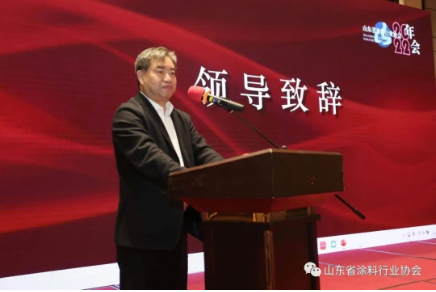 山東省生態(tài)環(huán)境廳張金智巡視員首先為大會致辭，他對大會的召開表示祝賀，山東省涂料行業(yè)協(xié)會召開以“聚膠發(fā)展·共涂未來”為主題，積極探討源頭替代、深度治理的技術(shù)路線的這樣一次會議，可謂恰逢其時。