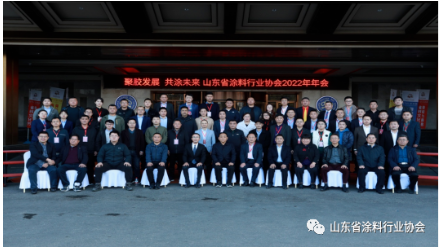 　2022年，是實施“十四五”規(guī)劃的關(guān)鍵之年，也是黨的二十大召開之年，在這樣不平凡的一年里，我們在奮斗中攜手走過。2023年，協(xié)會將繼續(xù)堅定地與會員企業(yè)在一起，融合涂料、膠黏劑上下游資源，鞏固傳統(tǒng)優(yōu)勢項目同時補強短板，堅持創(chuàng)新工作方式，堅持各項工作“走在前、開新局”，走綠色發(fā)展道路，為實現(xiàn)“十四五”目標繼續(xù)努力地奮進，“聚膠發(fā)展，共涂未來”。