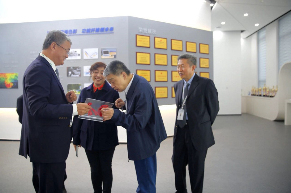 寶麗迪公司高層、公司各部門領導以及研究院全體員工一同參加相關會議和活動。