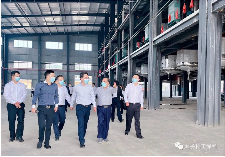 周功表書記主要參觀了太子化工二期工程涂料自動化生產(chǎn)線與倉儲物流園建設(shè)項目,太子化工董事長劉運群、總經(jīng)理劉駿分別向周功表書記一行詳細(xì)介紹了企業(yè)當(dāng)前的生產(chǎn)經(jīng)營情況、公司發(fā)展形勢、二期項目建設(shè)進展,以及新建項目前景及規(guī)劃等情況。 周功表書記主要參觀了太子化工二期工程涂料自動化生產(chǎn)線與倉儲物流園建設(shè)項目,太子化工董事長劉運群、總經(jīng)理劉駿分別向周功表書記一行詳細(xì)介紹了企業(yè)當(dāng)前的生產(chǎn)經(jīng)營情況、公司發(fā)展形勢、二期項目建設(shè)進展,以及新建項目前景及規(guī)劃等情況。