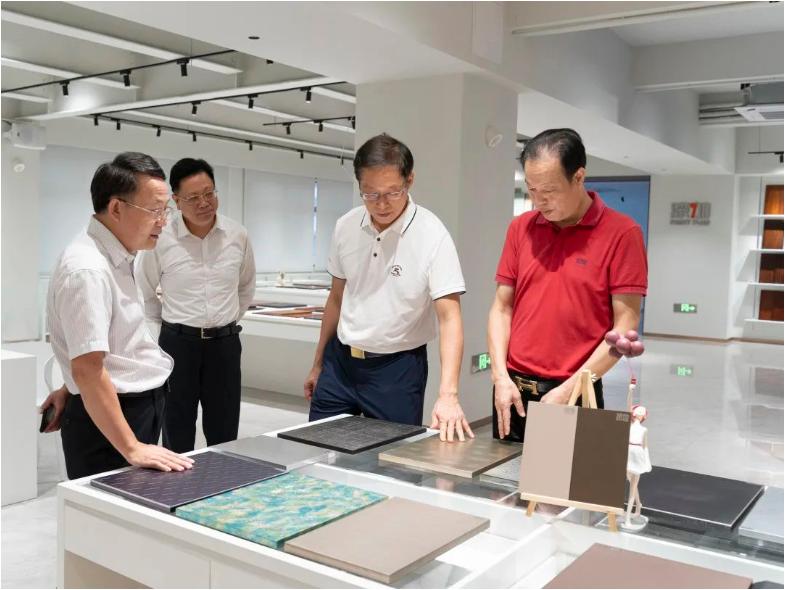 李劍文董事長(zhǎng)對(duì)市政協(xié)莊樹俊主席一行蒞臨漆加集團(tuán)表示熱烈的歡迎,親自帶領(lǐng)來(lái)賓們參觀漆加創(chuàng)新中心,并為大家詳細(xì)介紹了漆加化工集團(tuán)的發(fā)展歷程,涂料新技術(shù)及服務(wù)解決方案,闡述了漆加集團(tuán)“打造家居產(chǎn)業(yè)應(yīng)用創(chuàng)新服務(wù)平臺(tái)”,賦能家居產(chǎn)業(yè)高質(zhì)量發(fā)展的愿景。 李劍文董事長(zhǎng)對(duì)市政協(xié)莊樹俊主席一行蒞臨漆加集團(tuán)表示熱烈的歡迎,親自帶領(lǐng)來(lái)賓們參觀漆加創(chuàng)新中心,并為大家詳細(xì)介紹了漆加化工集團(tuán)的發(fā)展歷程,涂料新技術(shù)及服務(wù)解決方案,闡述了漆加集團(tuán)“打造家居產(chǎn)業(yè)應(yīng)用創(chuàng)新服務(wù)平臺(tái)”,賦能家居產(chǎn)業(yè)高質(zhì)量發(fā)展的愿景。