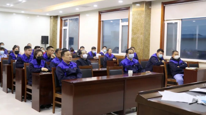 山東濱澳電線電纜有限公司召開了全體職工安全生產(chǎn)會議，濱澳線纜全體職工參加了會議。會議由濱澳線纜董事長董桂光主持。