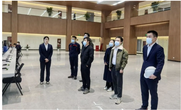　(上交所專家在中央控制室)