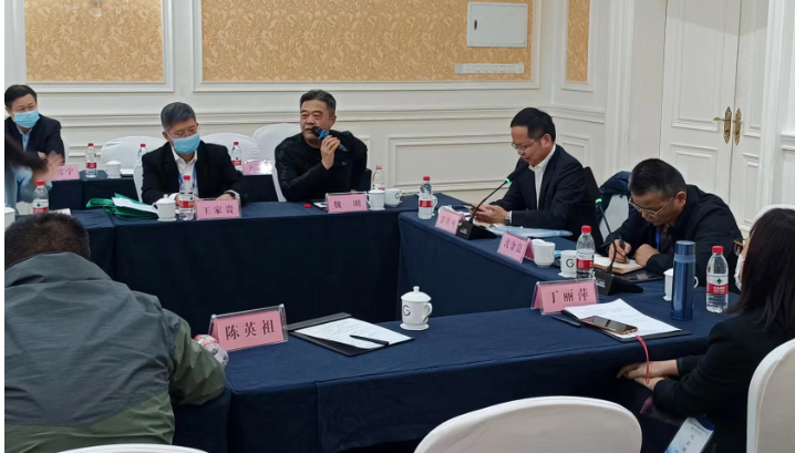 中昊黑元化工研究設(shè)計(jì)院有限公司院長(zhǎng)王家貴、山東聯(lián)科新材料有限公司執(zhí)行董事陳有根,分階段主持了此次會(huì)議。 中昊黑元化工研究設(shè)計(jì)院有限公司院長(zhǎng)王家貴、山東聯(lián)科新材料有限公司執(zhí)行董事陳有根,分階段主持了此次會(huì)議。