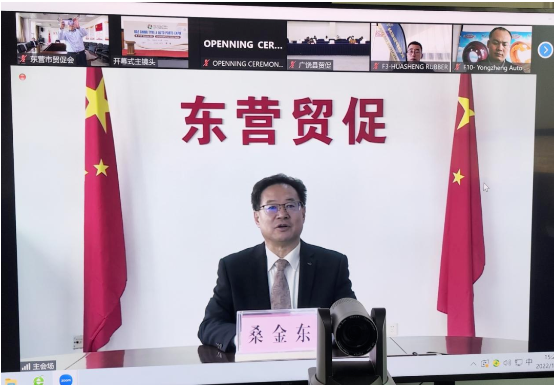 當天,一場關于輪胎的“空中聯姻”在廣饒縣國際博覽中心舉行,此次推廣行動利用Zoom平臺、以視頻會議的形式舉行,青島雙星、金宇輪胎、永盛橡膠、方興橡膠、華盛橡膠等10余家企業進行了品牌推介,并與Brandlab Solutions等非洲的30余家采購商通過“屏對屏”進行了“一對一”精準對接洽談,圍繞產業現狀、市場需求等問題進行深度交流,在線參與人數達2100人次。 當天,一場關于輪胎的“空中聯姻”在廣饒縣國際博覽中心舉行,此次推廣行動利用Zoom平臺、以視頻會議的形式舉行,青島雙星、金宇輪胎、永盛橡膠、方興橡膠、華盛橡膠等10余家企業進行了品牌推介,并與Brandlab Solutions等非洲的30余家采購商通過“屏對屏”進行了“一對一”精準對接洽談,圍繞產業現狀、市場需求等問題進行深度交流,在線參與人數達2100人次。