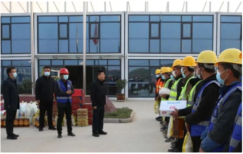 區長帶隊，慰問在建輪胎項目部