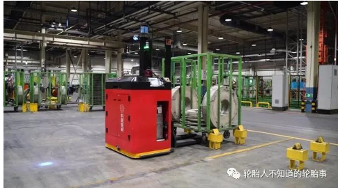 生產車間內，機器人正負責運送生產原料，剛下生產線的輪胎在空中“行走”，生產流程實現全電智能化。