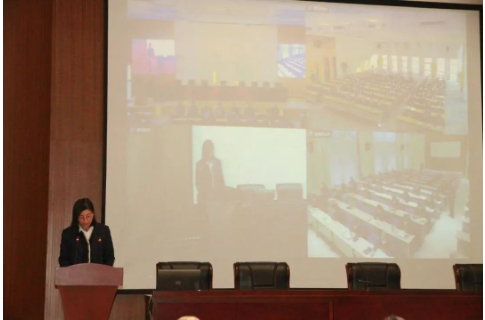 　王安香：“路雖遠(yuǎn)，行則將至，事雖難，做則必成”。新的一年，我們將以資金為中心，以成本為主線，夯實(shí)財(cái)務(wù)基礎(chǔ)，防范財(cái)務(wù)風(fēng)險(xiǎn);嚴(yán)格規(guī)范財(cái)務(wù)核算，履行財(cái)務(wù)信息披露義務(wù);加強(qiáng)稅務(wù)管理，防范稅收風(fēng)險(xiǎn)，降低稅收成本;加強(qiáng)資金管理，管控資金風(fēng)險(xiǎn);提升財(cái)務(wù)價(jià)值，經(jīng)營(yíng)財(cái)務(wù)團(tuán)隊(duì)。