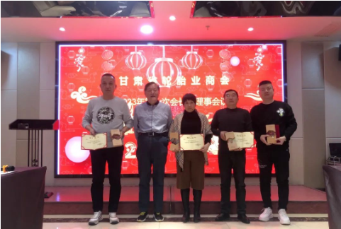 全體參會人員對獲獎企業表示祝賀，同時作為商會的會員企業，所有商會會員也感到無比光榮，紛紛表示要向優秀企業看齊，獲得更多的榮譽。