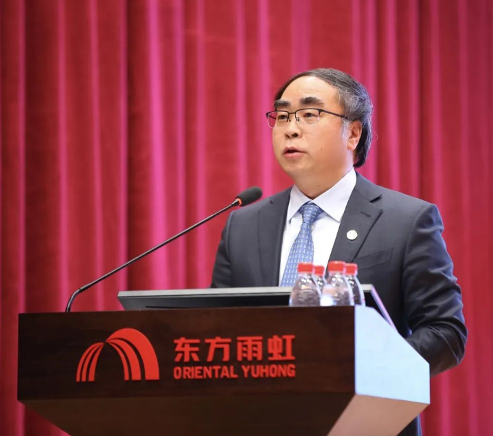 東方雨虹控股副董事長兼總裁許利民先生作“東方雨虹2022年經(jīng)營情況及2023年經(jīng)營工作重點(diǎn)”報(bào)告。他表示，2023年東方雨虹將繼續(xù)圍繞“聚焦優(yōu)勢 精準(zhǔn)發(fā)力 速度與質(zhì)量雙提升”的經(jīng)營戰(zhàn)略，堅(jiān)持以合伙人為基石、以客戶為中心、以結(jié)果為導(dǎo)向，夯基礎(chǔ)、善創(chuàng)新、強(qiáng)執(zhí)行、提效能，持續(xù)提升各項(xiàng)工作管理水平，全面開拓東方雨虹新的發(fā)展局面。