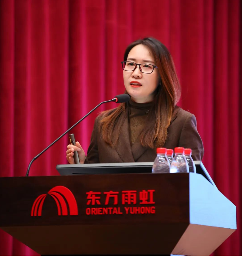 　東方雨虹控股副總裁兼東方雨虹控股市場總監(jiān)兼工建集團(tuán)市場總監(jiān)徐萌女士作“真國標(biāo)、真授信、真服務(wù)——合伙人發(fā)財(cái)發(fā)展”主題報(bào)告。她表示，能力建設(shè)鍛鐵軍。2023年，東方雨虹將在“全面發(fā)展，升級(jí)發(fā)展，有序發(fā)展，高速發(fā)展”的理念引領(lǐng)下，以“平臺(tái)+創(chuàng)客”經(jīng)營管理模式為抓手，全面強(qiáng)化支撐保障、協(xié)同聯(lián)動(dòng)、服務(wù)供給等綜合能力。