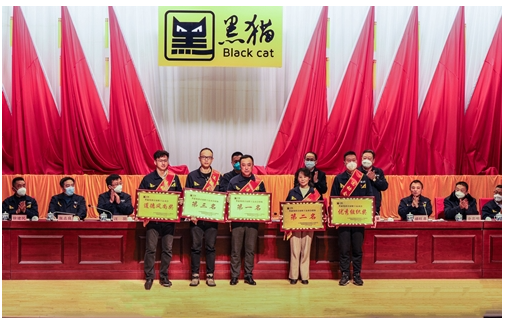 　黑貓集團黨委委員盛旺喜宣讀《關于表彰疫情防控期間突出貢獻先進個人的決定》和《關于表彰二〇二二年度“星級班組”的決定》。黑貓集團黨委委員、工會主席胡森立宣讀《關于表彰二〇二二年度優秀企業、先進單位、先進集體、標兵班組、先進生產(工作)者的決定》和黑貓集團首屆職工運動會獲獎名單。