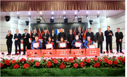 接下來大會相繼審議通過了《龍星化工2023年經(jīng)濟(jì)責(zé)任制考核指標(biāo)》、《2023年度培訓(xùn)計劃》、《龍星化工創(chuàng)新創(chuàng)效項目管理辦法》,并舉行了2023年公司方針目標(biāo)發(fā)布及簽約儀式、先進(jìn)代表發(fā)言,并對2022年度表現(xiàn)突出的先進(jìn)集體和先進(jìn)個人進(jìn)行表彰。 接下來大會相繼審議通過了《龍星化工2023年經(jīng)濟(jì)責(zé)任制考核指標(biāo)》、《2023年度培訓(xùn)計劃》、《龍星化工創(chuàng)新創(chuàng)效項目管理辦法》,并舉行了2023年公司方針目標(biāo)發(fā)布及簽約儀式、先進(jìn)代表發(fā)言,并對2022年度表現(xiàn)突出的先進(jìn)集體和先進(jìn)個人進(jìn)行表彰。