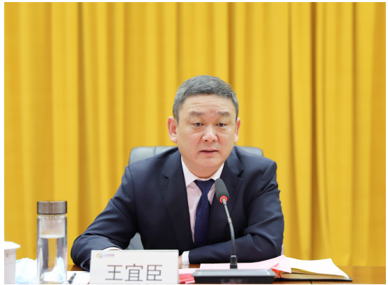 　橡膠公司黨委書記王宜臣主持會議，并就貫徹落實好會議精神提出要求，要堅定不移講政治。要持之以恒嚴紀律。要鍥而不舍轉作風。要全面融合強黨建。要深刻領會、準確把握會議精神，積極謀劃新思路新舉措，全面落實“13335”工作總要求，為橡膠公司鞏固企穩回升的向好趨勢，實現可持續發展作出積極貢獻。