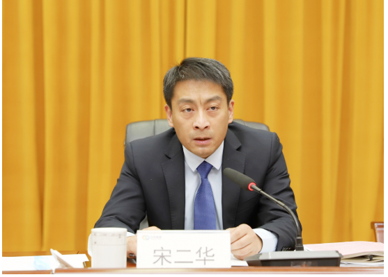 　橡膠公司董事長、總經理宋二華在會上指出，2022年，大事、難事、棘手事接踵而至，工作節奏快、頭緒多，公司上下自信自強守正創新，銳意進取勇毅前行，各項工作穩中有序。總體概括為：穩中有進、趨勢向好。體現在：運行效率日趨穩進、戰術理念愈加精進、重點任務扎實推進。干事創業的氛圍、品牌創建的效應、成本管控的質效持續向好。