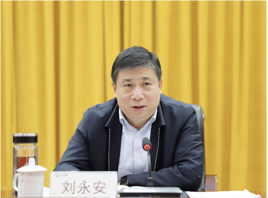 　棗礦集團黨委委員、副總經理劉永安出席會議并講話，指出，在過去一年中，橡膠公司認真落實“疫情要防住、經濟要穩住、發展要安全”總要求，聚焦“轉型突破”主題主線，深入開展守正創新、變革轉型、管理提升“三個年”活動，團結奮進，努力拼搏，真抓實干，呈現出四個方面的特點，實現了平穩有序發展。