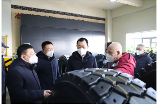 市長(zhǎng)到訪輪胎企業(yè),現(xiàn)場(chǎng)發(fā)錢 市長(zhǎng)到訪輪胎企業(yè),現(xiàn)場(chǎng)發(fā)錢