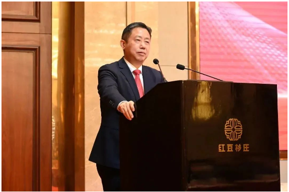 　紅豆集團董事局主席周海江作重要講話。他表示，過去的一年通用股份在逆境下不斷進化升級，穩健發展。面對新的一年要充滿信心，積極把握中國經濟快速恢復的新機遇，贏得主動，為實現百億通用、千億紅豆添磚加瓦!