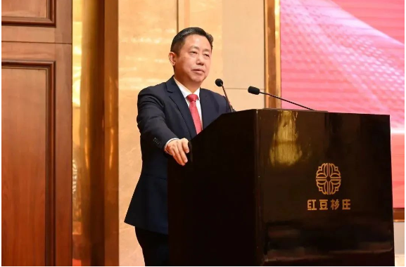 紅豆集團董事局主席周海江表示，面對新的一年，要充滿信心，積極把握中國經濟快速恢復的新機遇，贏得主動，以三自六化推進企業高質量發展，加快實現三個“關鍵速度”，即業績增長速度、科技產品創新速度、自身進化速度，做強業績，做大市值，為實現百億通用、千億紅豆添磚加瓦。