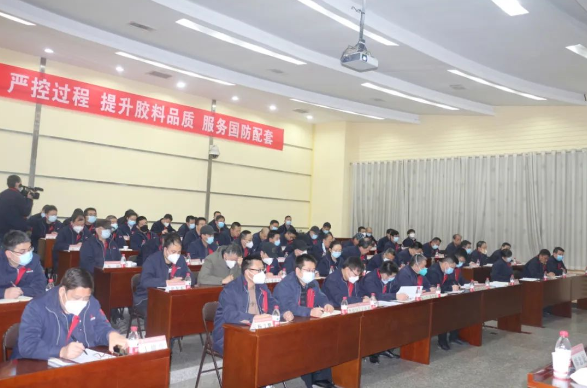 公司副總經(jīng)理魏穩(wěn)戰(zhàn)宣讀了2022年安全生產(chǎn)目標(biāo)責(zé)任考核結(jié)果及安全風(fēng)險(xiǎn)抵押金兌現(xiàn)決定。總調(diào)度長(zhǎng)、生產(chǎn)保障部部長(zhǎng)程森禮傳達(dá)了集團(tuán)2023年安全生產(chǎn)工作會(huì)議精神。延長(zhǎng)橡膠、泰國(guó)公司和膠布制品分公司分別作了經(jīng)驗(yàn)交流發(fā)言。 公司副總經(jīng)理魏穩(wěn)戰(zhàn)宣讀了2022年安全生產(chǎn)目標(biāo)責(zé)任考核結(jié)果及安全風(fēng)險(xiǎn)抵押金兌現(xiàn)決定。總調(diào)度長(zhǎng)、生產(chǎn)保障部部長(zhǎng)程森禮傳達(dá)了集團(tuán)2023年安全生產(chǎn)工作會(huì)議精神。延長(zhǎng)橡膠、泰國(guó)公司和膠布制品分公司分別作了經(jīng)驗(yàn)交流發(fā)言。