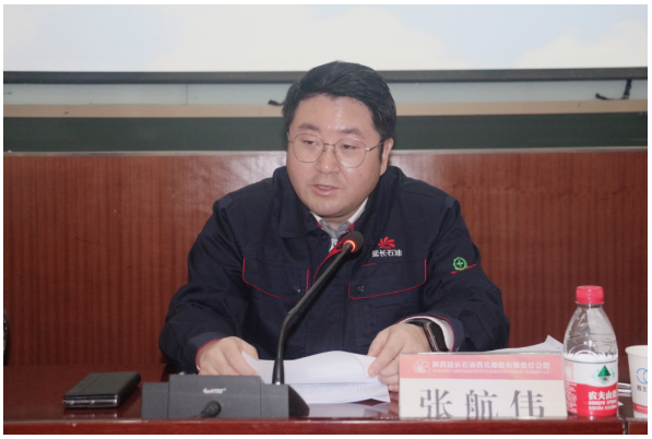 總經(jīng)理、黨委副書記張航偉作了重要講話并與所屬各單位簽訂了安全環(huán)保目標(biāo)責(zé)任書,公司安委會(huì)成員、各單位黨政負(fù)責(zé)人和生產(chǎn)單位分管安全負(fù)責(zé)人參加會(huì)議。 總經(jīng)理、黨委副書記張航偉作了重要講話并與所屬各單位簽訂了安全環(huán)保目標(biāo)責(zé)任書,公司安委會(huì)成員、各單位黨政負(fù)責(zé)人和生產(chǎn)單位分管安全負(fù)責(zé)人參加會(huì)議。