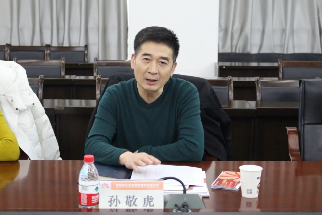 陜西省商務廳副廳長孫敬虎一行到延長橡膠公司調研座談，公司總經理張航偉、營銷總監王國強及相關部門負責人參加了會談。