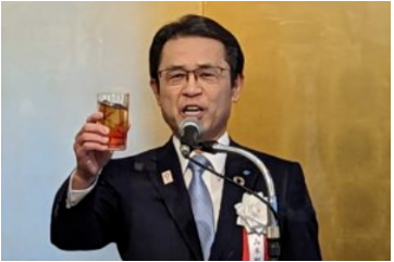 橫濱橡膠社長(zhǎng)山石昌孝稱，公司今年要穩(wěn)步推進(jìn)中期經(jīng)營(yíng)計(jì)劃。他預(yù)測(cè)，市場(chǎng)價(jià)格競(jìng)爭(zhēng)會(huì)加劇，需提升高附加值產(chǎn)品銷售比例來(lái)盈利。