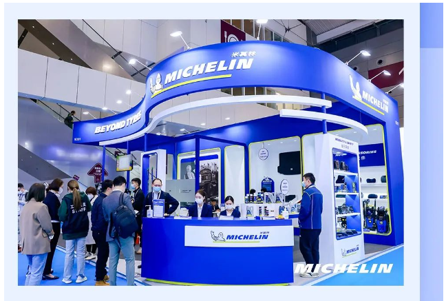 2022年底首發的米其林手機支架和車載吸塵器也以其獨具匠心的設計和出色的性能表現引起了市場關注。此外，米其林還展示了雨刮、車膜、緊急救援、洗車機、除味劑、生活時尚等超過10個品類的豐富產品。