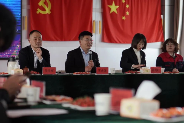 步入主會場，煙臺鑫泰電纜總經理王永強主持會議并致歡迎辭。王永強首先對供應商代表們的到來表示了歡迎。他表示供應商作為鑫泰電纜重要的合作伙伴，是鑫泰電纜生產優質產品的源頭。一直以來，雙方秉承精誠合作、攜手共贏的理念，共同支撐起公平、公開、持久、健康的合作環境。通過本次供應商大會的進一步深度交流，雙方將力爭最大化地實現“共創、共贏、共享”的供需合作關系。