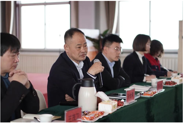 自由討論環節，鑫泰電纜生產總監王茂衛就其公司原材料采購痛點進行了詳細闡述。隨后部分供應商代表交流發言，對行業整體發展形式做出自己的判斷，對鑫泰電纜提出了很多合理化建議。為感謝部分供應商在鑫泰電纜經營發展過程中所作出的積極貢獻，會上表彰了各類優秀供應商11家。