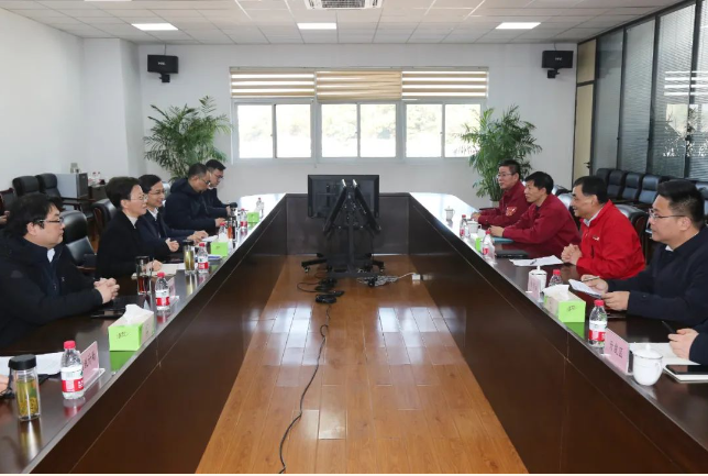 浙江省杭州市富陽區(qū)委書記吳玉鳳前往富陽經(jīng)濟技術(shù)開發(fā)區(qū)，走訪了杭州中策清泉實業(yè)有限公司。