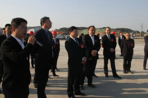 這個項目是在2022年4月由樂平發(fā)改委立項，總投資20.56億元(含超導電炭黑項目)。一期占地246.86畝，建筑面積4.6萬平方米。建設(shè)內(nèi)容包括30000噸/年危廢焚燒線、20000噸/年安全剛性填埋、10000噸/年物化處理和10000噸/年等離子生產(chǎn)以及爐渣、飛灰相關(guān)資源化綜合利用。建成后，該項目可安全處置《國家危險廢物名錄》中所列的46大類危險廢物。
