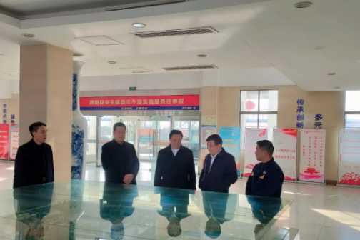 金鄉(xiāng)縣縣委常委、副縣長李亞平于3月1日上午前往濟(jì)寧黑貓檢查安全生產(chǎn)工作，對企業(yè)的安全生產(chǎn)責(zé)任制落實(shí)、安全生產(chǎn)教育培訓(xùn)、應(yīng)急救援演練、安全防范措施落實(shí)、值班值守等情況進(jìn)行了全面的了解，同時(shí)也對企業(yè)的發(fā)展給予了高度肯定。