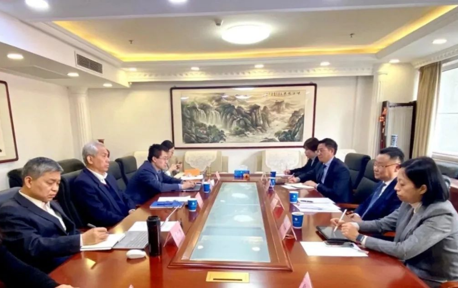 中國石油和化學工業聯合會(CPCIF)黨委書記李云鵬近日會見了卡博特公司執行副總裁、高性能材料業務總裁、亞太區總裁朱戟一行，雙方就進一步深化合作、共同推進高質量發展等方面進行了充分交流。此次會談在促進中國化工行業健康持續、綠色發展等方面具有重要的意義。