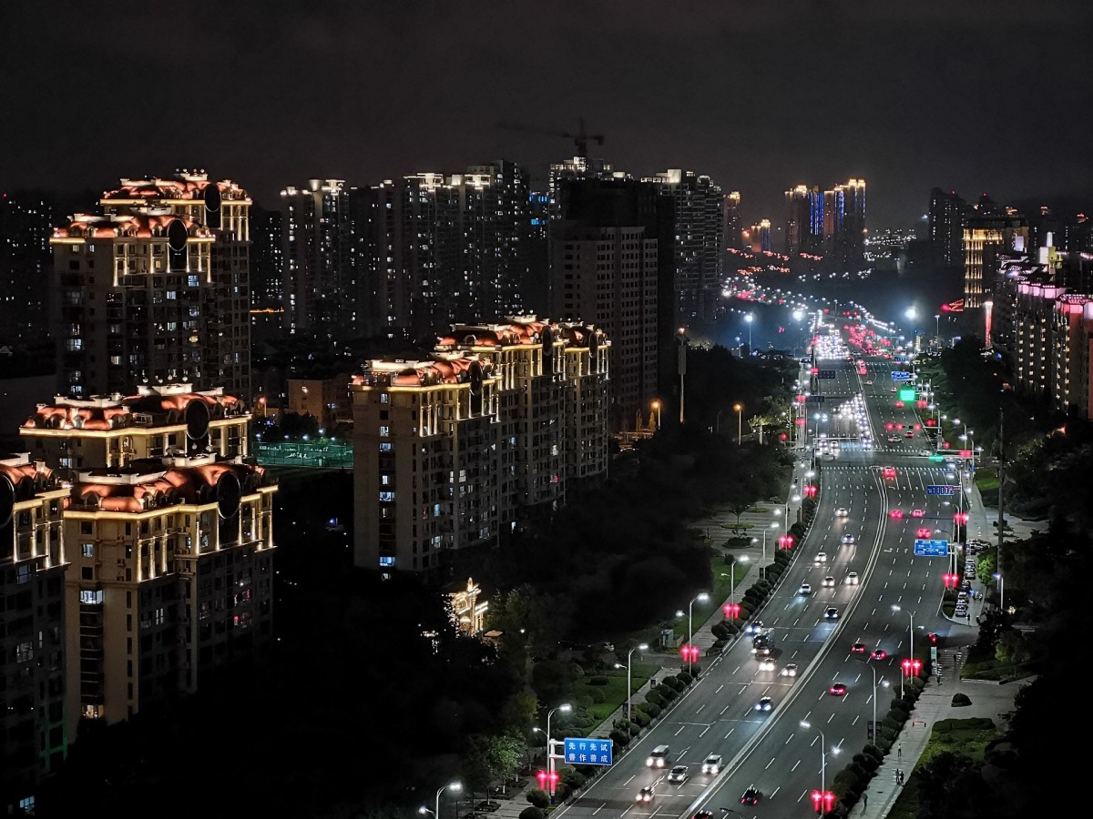 據(jù)中國(guó)汽車工業(yè)協(xié)會(huì)發(fā)布的數(shù)據(jù)，2023年1月份汽車產(chǎn)銷分別完成159.4萬輛和164.9萬輛，環(huán)比分別下降33.1%和35.5%，同比分別下降34.3%和35%。