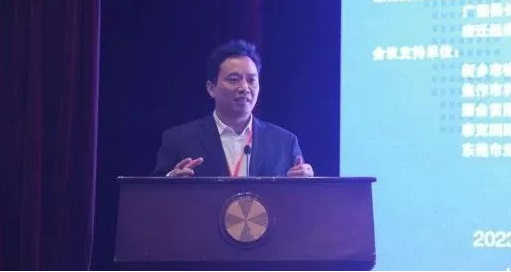 廢橡膠綜合利用分會秘書長祁學智匯報了行業發展基本情況，剖析了當前行業發展的難點和痛點。他認為，廢橡膠綜合利用行業的發展，需要進一步增強規范意識，樹立規范發展理念;要從長遠視角審視當前行業和企業的發展;要樹立品牌意識，以品質贏得市場和未來，以創新來應對未來的新的變化;要積極創新，實現降本增效、節能減排。