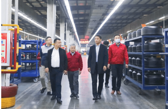 除了參觀棗礦橡膠公司，曹限東還深入全鋼八億橡膠和半鋼豐源輪胎實地交流，了解了生產組織、現(xiàn)場定置、設備運行、員工面貌、物流發(fā)貨等。