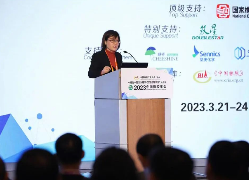 會議伊始，中國橡膠工業協會會長徐文英做了2022年中國橡膠工業協會工作匯報及2023年工作計劃。徐文英表示，2022年，協會持續服務企業，解決行業難點問題，做好企業與政府的溝通橋梁，并加強協會內部自身建設。2023年，基礎工作之外，協會還將積極組織海外考察，推動雙碳目標實施，推動行業評價體系制定等。徐文英還呼吁要改變觀念，從數量規模效益轉往質量發展，期待行業打破邊界，積極跨界協同，實現共生共榮。